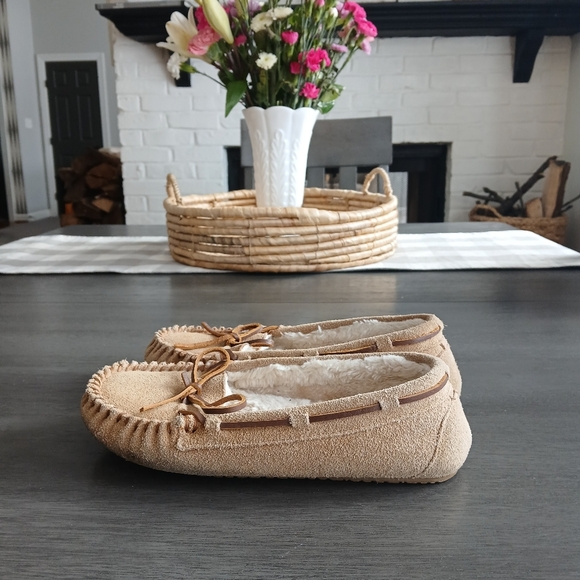 MINNATONKA Cozy Tan Moccasin Slippers like new Women's size 6 nwot - Picture 3 of 6
